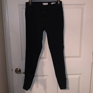 Black skinny jeans.